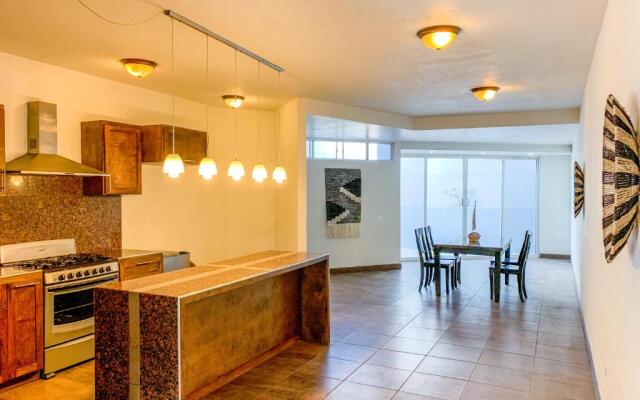 Beautiful 3 BDR 2,5 Bath- Steps from Beach w/PKG