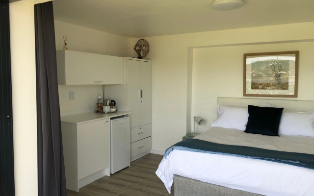 Karee Manor Guesthouse - Image 4