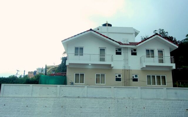 Oyo 26193 Hotel Maple Suites