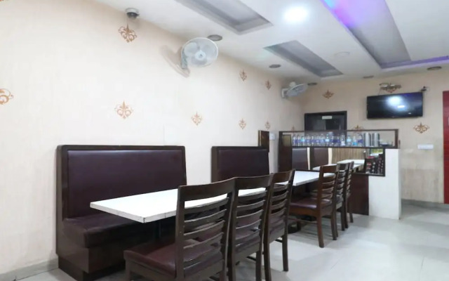 OYO 30237 Hotel Singh's 11