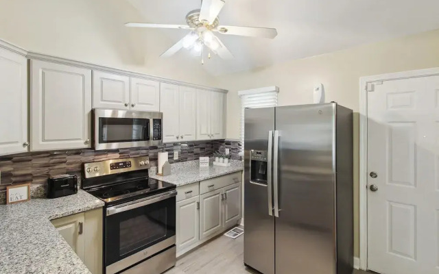 Savannah Home w/ Patio & Grill ~ 2 Mi to Downtown