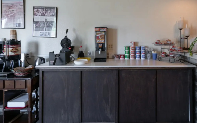 White's City Cavern Inn