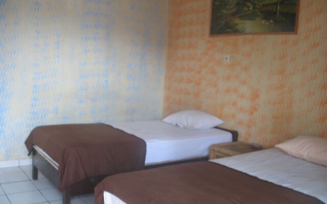 Lovina Central Hostel