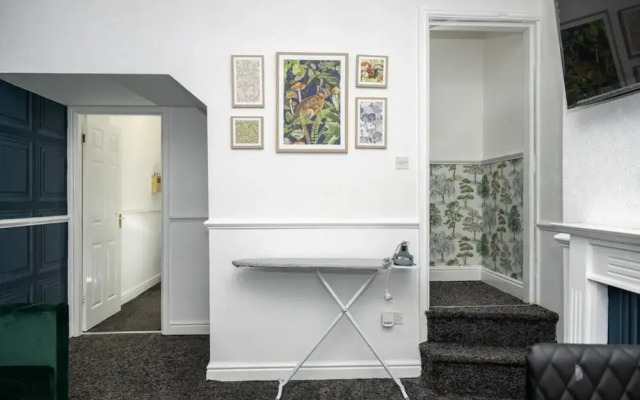 4-bedroom- Stoke-on-trent Sleeps 8- pet Friendly
