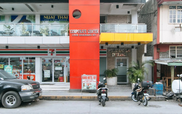RedDoorz near Bambang Station