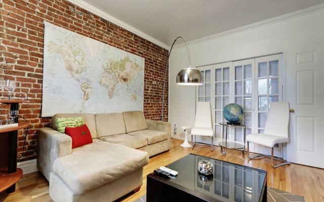 Large three bedroom next to the Bell Center by Hometrotting
