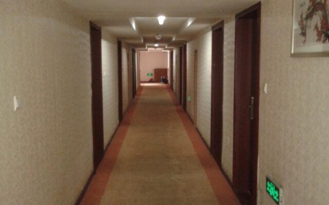 Super 8 Longyan Fa Zhan Plaza