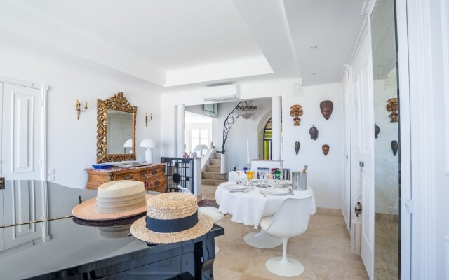 Art Deco Apartment terrace by Weekome