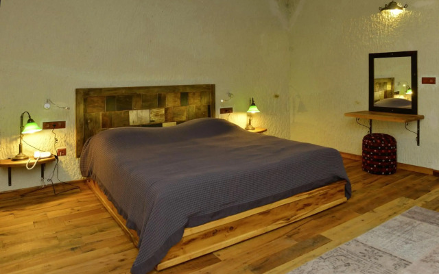 Seki Cave Suites