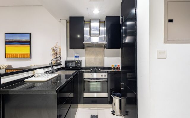 SuperHost - Chic Studio on the 16th Floor in Business Bay