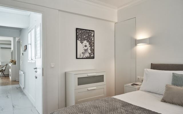 Marvelous n Bright Apartment next to Megaro Mousikis
