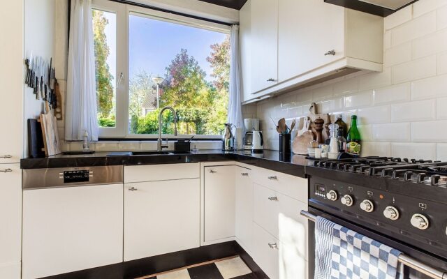 Modern Holiday Home in Monnickendam With Roofed Terrace