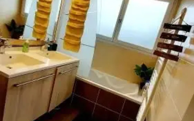 Cosy White, 2 Ch + balcon & parking