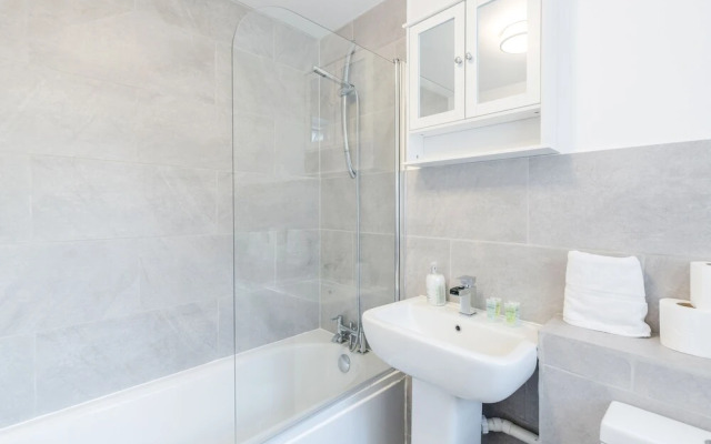 Taste Central London Living in Lush Home