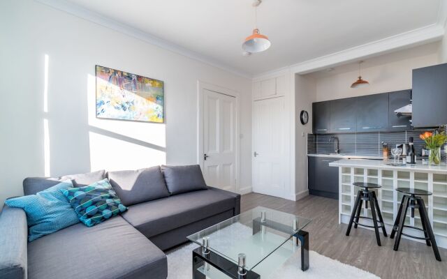 Silver Lining Charming Meadowbank Flat