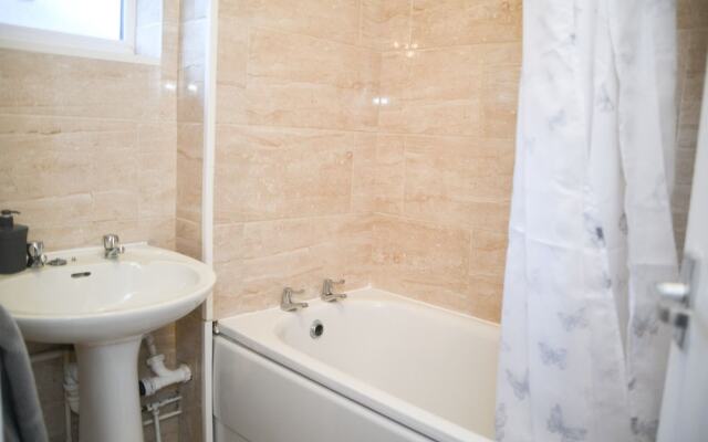 2ndhomestays -willenhall-charming 3-bedroom Home