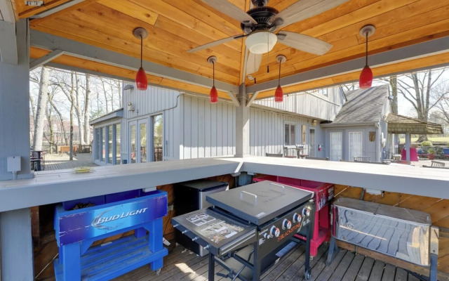 Stunning Southaven Estate: Pool & Spacious Deck!