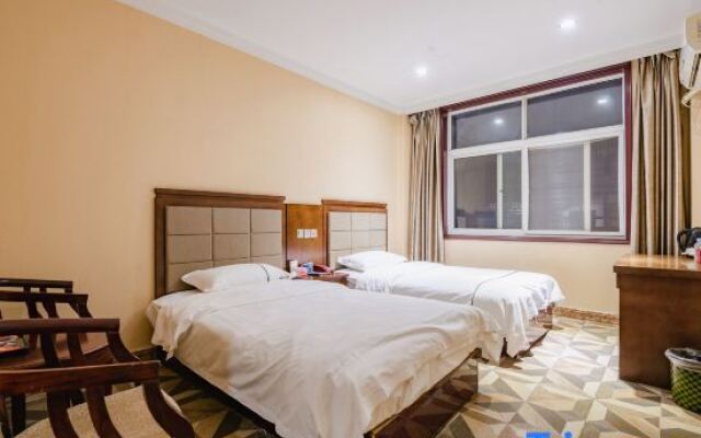Xianglong Business Hotel (Xinyang Railway Station Tianrun Plaza)