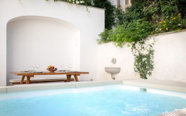 Luxury Apartment with Garden and Pool