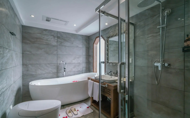 Lize Graceland Artistic Suite Inn