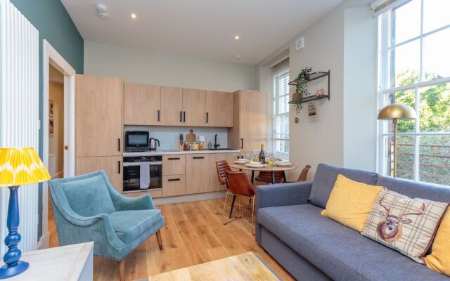 Lovely Apartment Beneath Edinburgh Castle