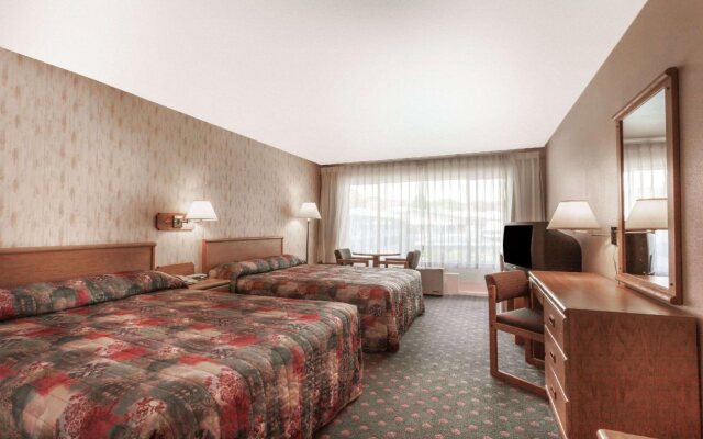 Howard Johnson by Wyndham Nanaimo Harbourside
