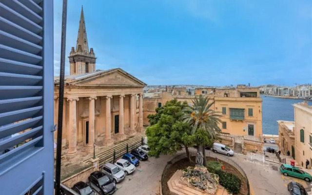Square and Sea Views - 1 BR With Ensuite