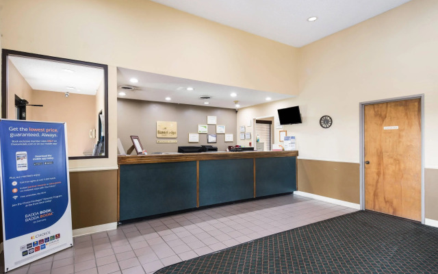 Econo Lodge Inn & Suites East