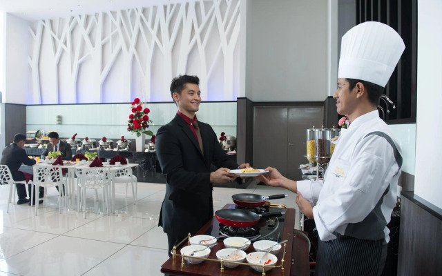 Grand Alora Hotel