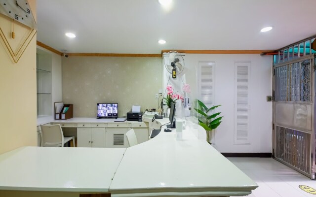 OYO 836 E & H Residences