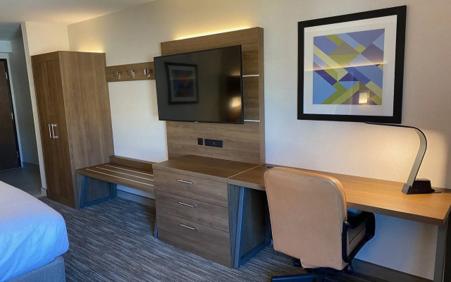 Holiday Inn Express & Suites Chatsworth by IHG