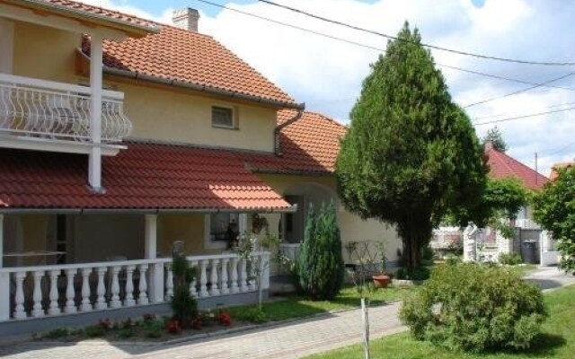 Apartmanház Mediterrán