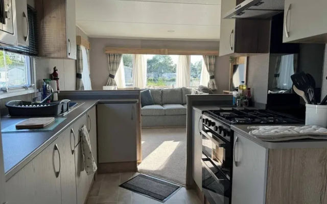 Gorgeous 2 Bed Caravan in South Cerney