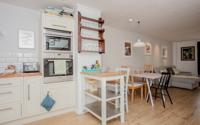 Spacious 2 Bedroom Flat With Communal Garden