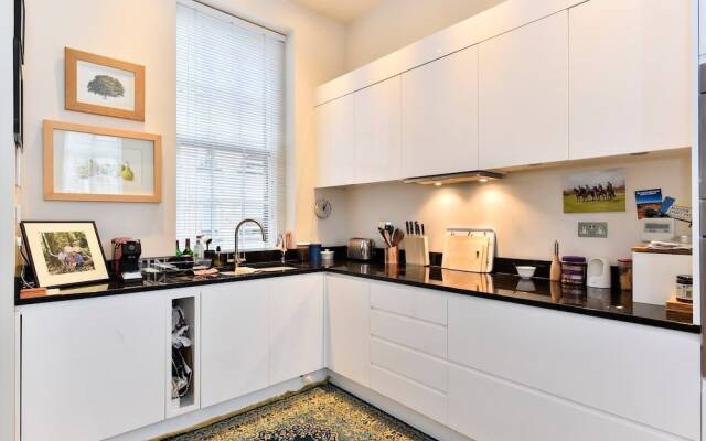 Elegant 3 Bed Apt With Rooftop Terrace In Pimlico