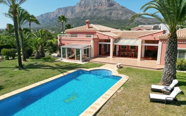 Mozamb in J vea With 4 Bedrooms and 3 Bathrooms