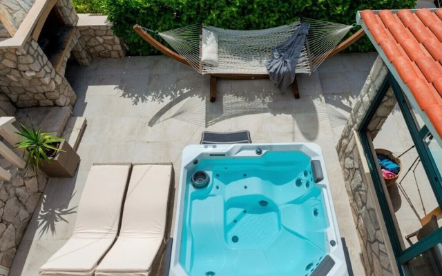 Stylish Home With Private Heated Pool Basketball Court