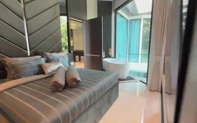 5-bed Luxury Villa Pool&jacuzzi 5 Min to Walkingst