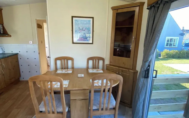 Caravan - Sleeps 4 - Pet Friendly - Parking