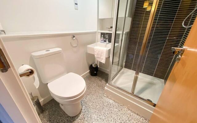 Glasgow Ellerslie Path 2bd Home - Parking