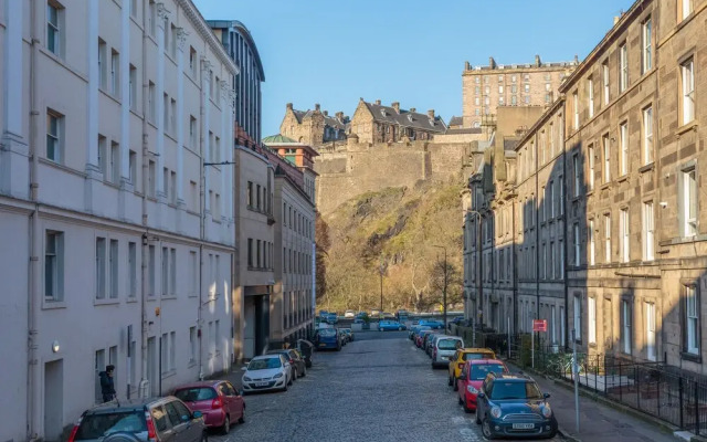 Lovely Apartment Beneath Edinburgh Castle