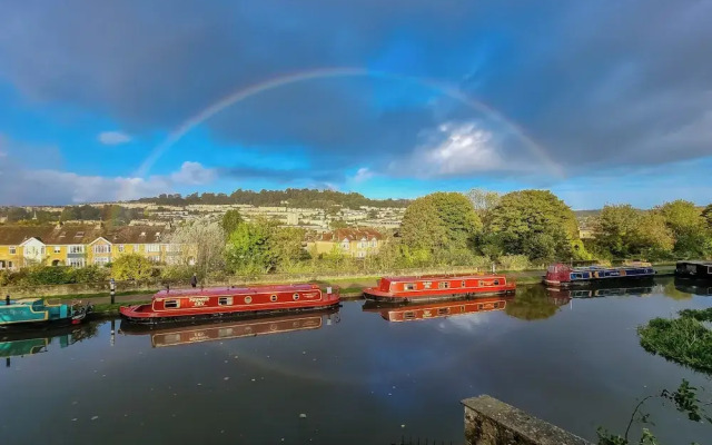 The Cru Houseboats