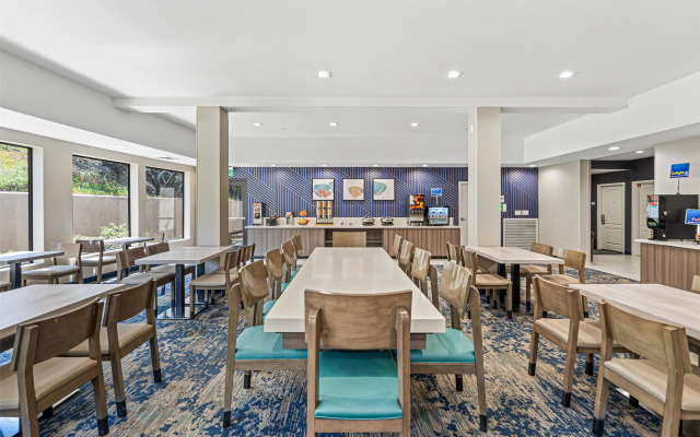 Best Western Valencia/Six Flags Inn & Suites