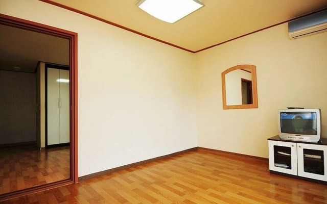 Songnisan Mountain White