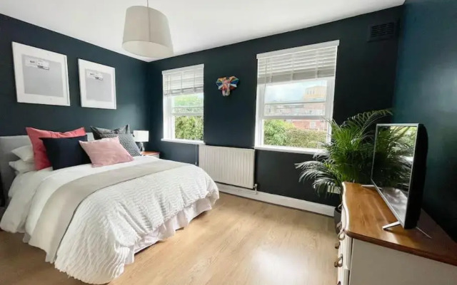 *New* Beautiful 2 Bedroom House in Central Location