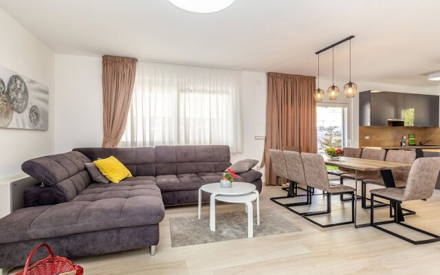 Scenic Villa in Linardi?i With Private Swimming Pool