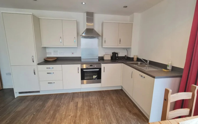 Barking 2 Bed Apt With Parking & Good Travel Links