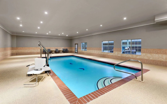 La Quinta Inn & Suites by Wyndham Deer Park