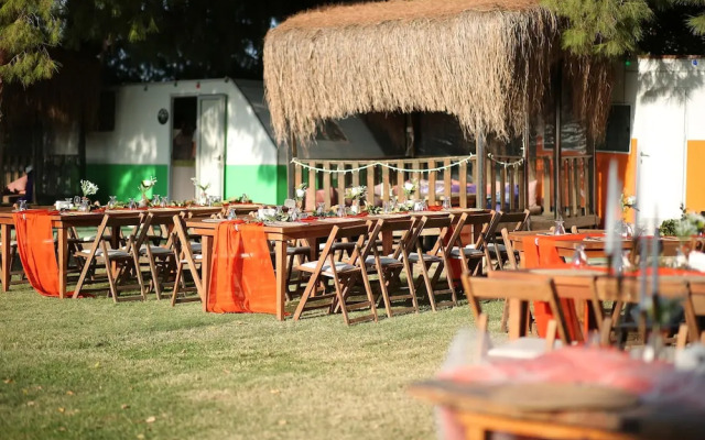 Mona Glamping Caravan Suites