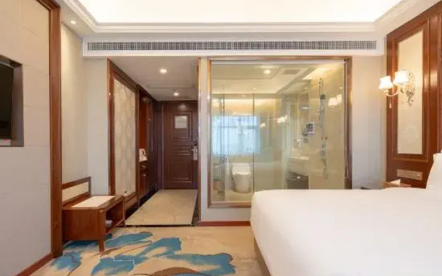 Vienna Classic Hotel (Jieyang Huilai Kuihe Avenue Longjiang)